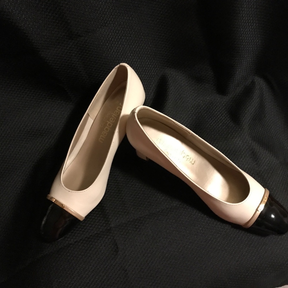 Vintage Magdesians vintage black and bone low heel shoe, size 7S